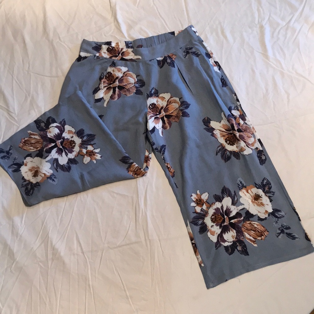 Floral print pleated capris